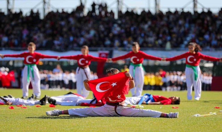 Aliağa, Cumhuriyetin 101. yılında Atatürk Stadında buluştu