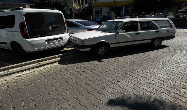 Alkollü sürücü Belediye Başkanının makam aracı ve belediyeye ait hizmet aracına çarptı