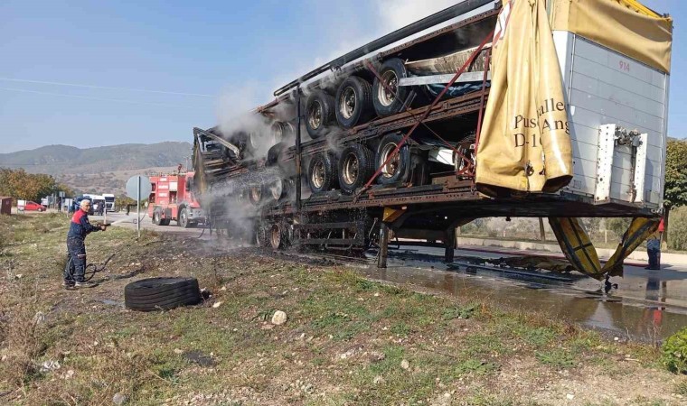 Amasyada hurda yüklü tırın dorsesi alevlere teslim oldu