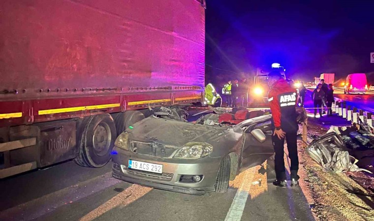 Amasyada lastiği patlayan tıra çarpan otomobil paramparça oldu: 1 ölü