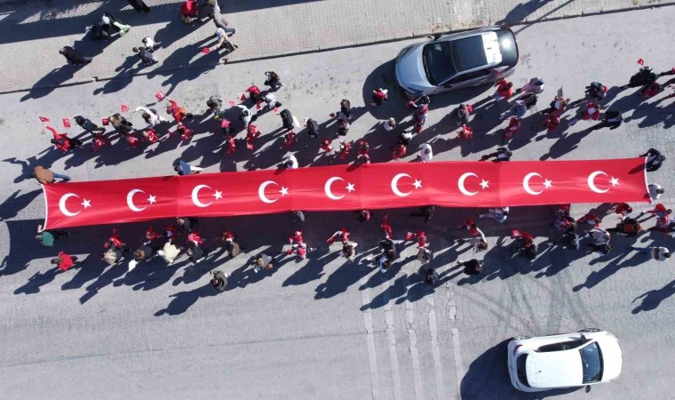 Anaokullu öğrenciler Cumhuriyetin 101inci yılında 101 metrelik Türk bayrağı açtı