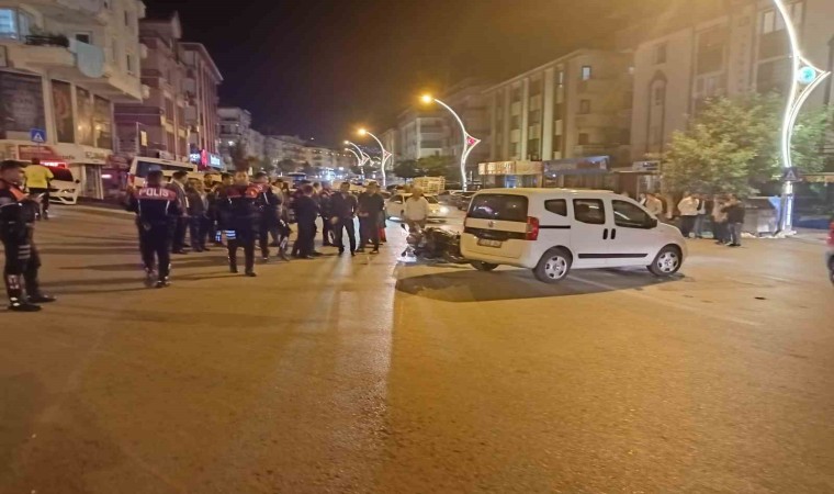 Ankarada hafif ticari araç ile motosikletli polis ekipleri çarpıştı: 2 polis memuru yaralandı