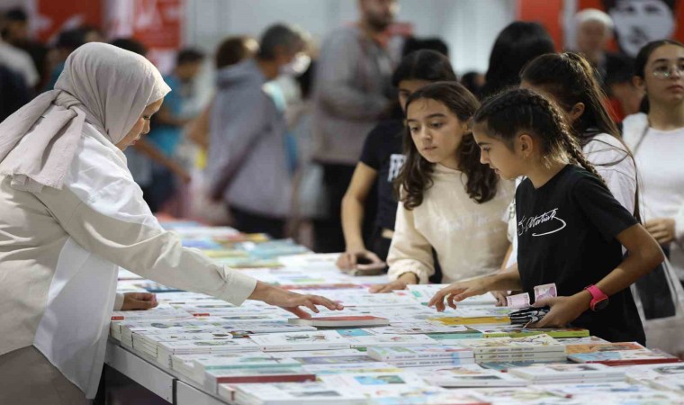 Antalya Kitap Fuarına ilk günden yoğun ilgi