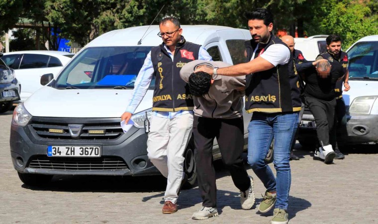 Antalyada 22 yaşındaki Ahmet, kör kurşuna kurban gitmiş