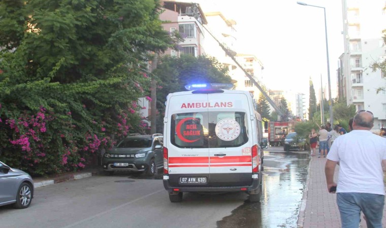 Antalyada dubleks dairenin terası alev alev yandı, mahalleli sokağa döküldü