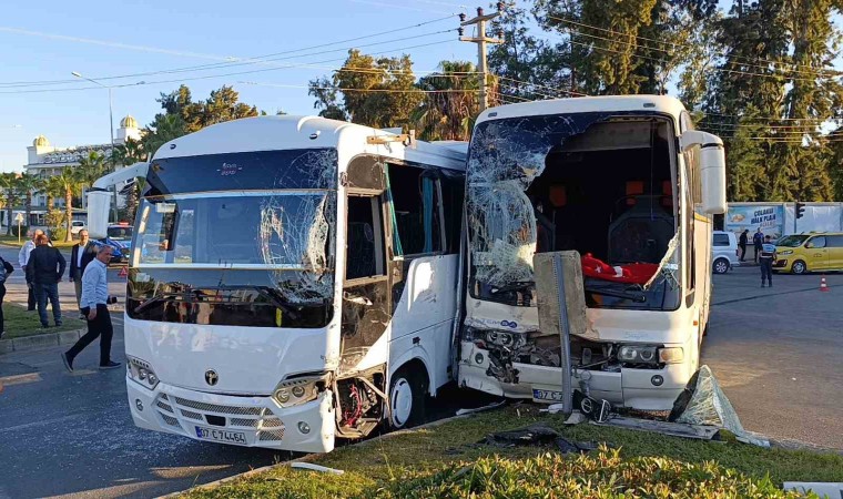 Antalyada otel çalışanlarını taşıyan servis araçları çarpıştı: 13 yaralı