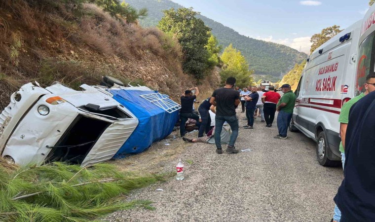 Antalyada yoldan çıkan kamyonet devrildi: 1i ağır 8 yaralı