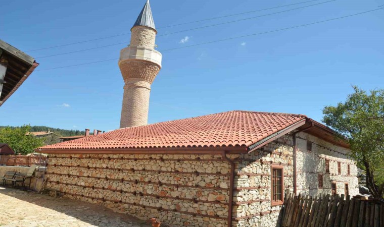 Antalyadaki 600 yıllık Sarıhacılar Camii yıllara meydan okuyor