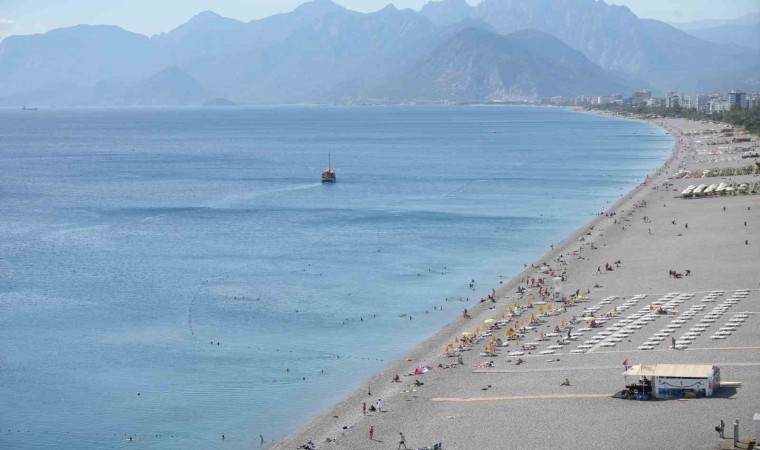 Antalyanın sabahı kış, öğleni yaz oldu, tatilciler neye uğradığını şaşırdı