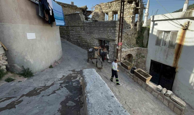 Araç giremeyen dar ve engebeli sokakların temizliği Kıroğlandan soruluyor