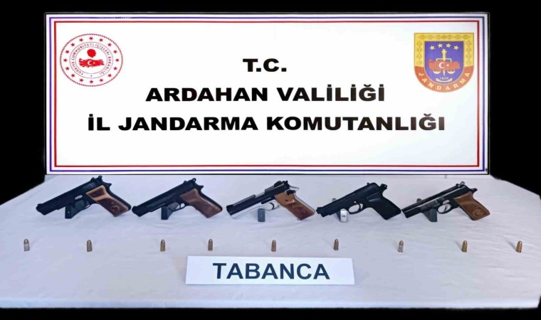 Ardahanda otomobilde 5 adet ruhsatsız tabanca ele geçirildi