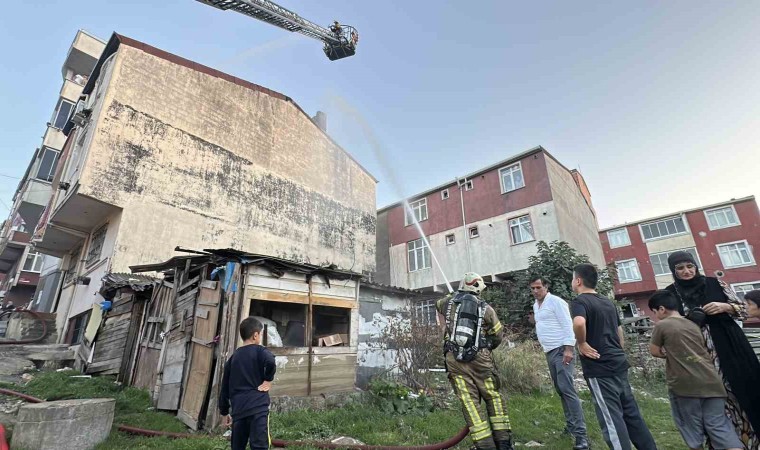 Arnavutköyde 3 katlı binanın çatısı alevlere teslim oldu