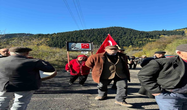 Artvinde köy okulu kapanınca Cumhuriyet Bayramını yaşlılar kutladı