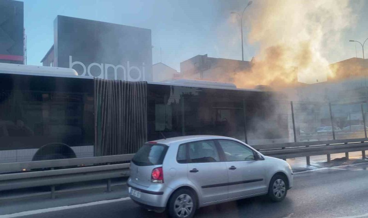 Avcılarda metrobüste yangın paniği