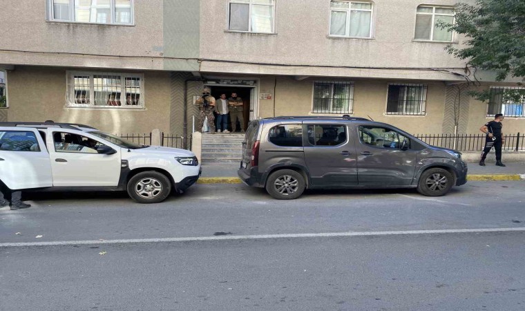 Avcılarda özel harekat destekli aranan şahıs operasyonu:2 gözaltı