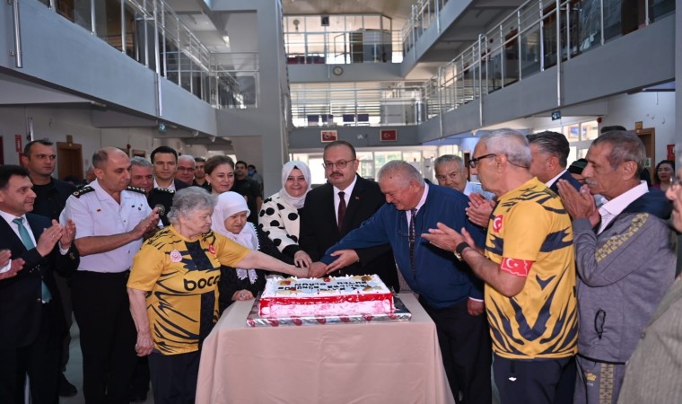 Aydın Valisi Canbolat, huzurevi sakinleriyle bir araya geldi