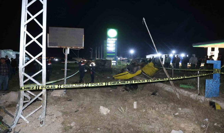 Aydınlatma direğine çarpan Tofaş ikiye bölündü: 1 ölü, 3 yaralı