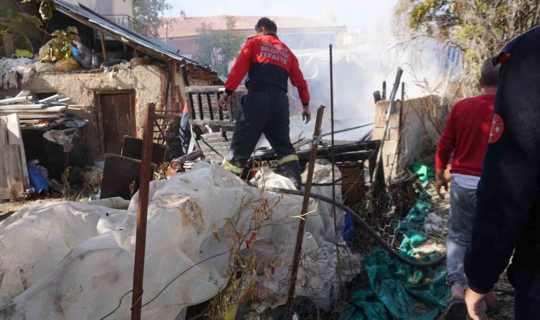 Bahçede çıkıp hayvanların bulunduğu ahıra sıçrayan yangın itfaiyenin hızlı müdahalesi ile söndürüldü