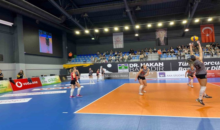 Bahçelievler Belediyesi Kadın Voleybol Takımı kendi evindeki ilk Sultanlar Ligi maçını 3-0 kazandı