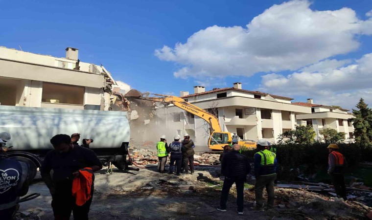 Bakırköyde 5 bloklu bir sitenin yıkımına başlandı