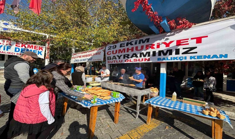 Balıkçı Kenanda gelenek bozulmadı, 2 gün ücretsiz balık ekmek ikram edildi