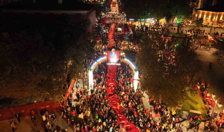 Balıkesirde Cumhuriyet coşkusu sokaklara sığmadı