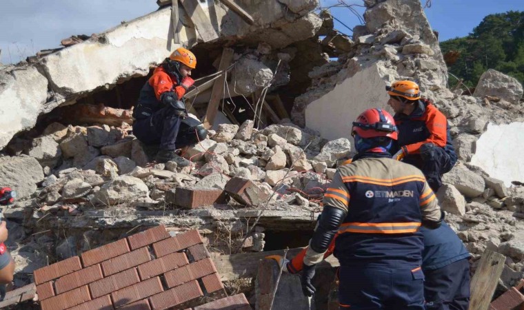 Balıkesirde enkazda arama kurtarma tatbikatı gerçeğini aratmadı