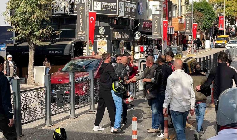 Bandırmada kaza sonrası kavga: Sürücüler birbirine girdi