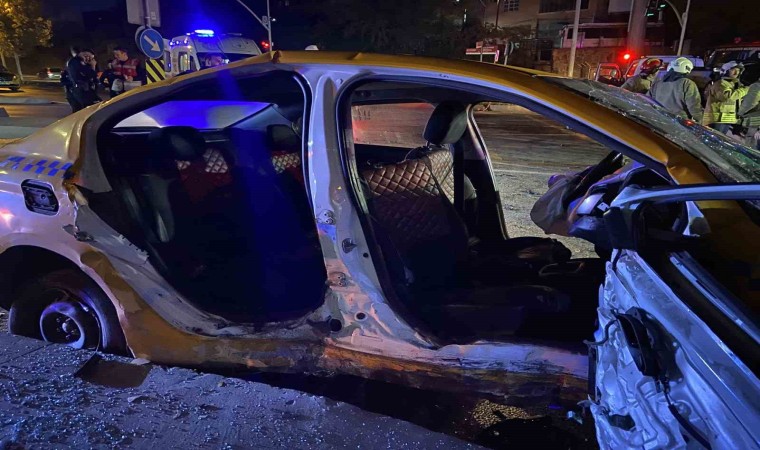 Başakşehirde kırmızı ışık ihlali yapan taksi otomobille çarpıştı: 10 yaralı