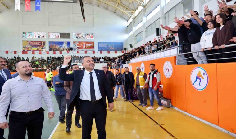 Başkan Toptaş, Cumhuriyet Spor Şöleni futsal finalini izledi