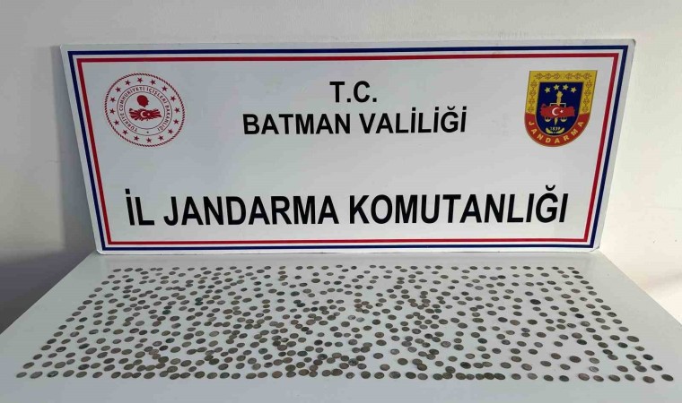 Batmanda ellerinde bulunan tarihi sikkeleri satmaya çalışan 2 kişi yakalandı