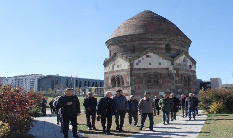 Bayburtlu emeklilere komşu il Erzurumun tarihi mekanları gezdirildi