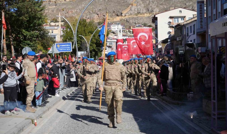 Bayburtta 29 Ekim Cumhuriyet Bayramı kutlamasına komandoların gösterisi damga vurdu