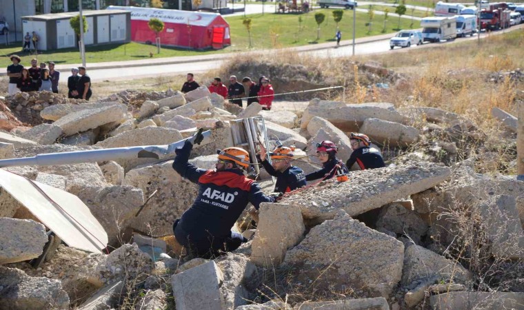 Bayburtta yapılan 5.8lik deprem tatbikatı gerçeği aratmadı