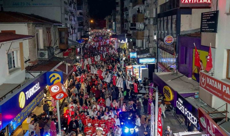 Bayraklıda Cumhuriyetin 101inci yılında büyük coşku