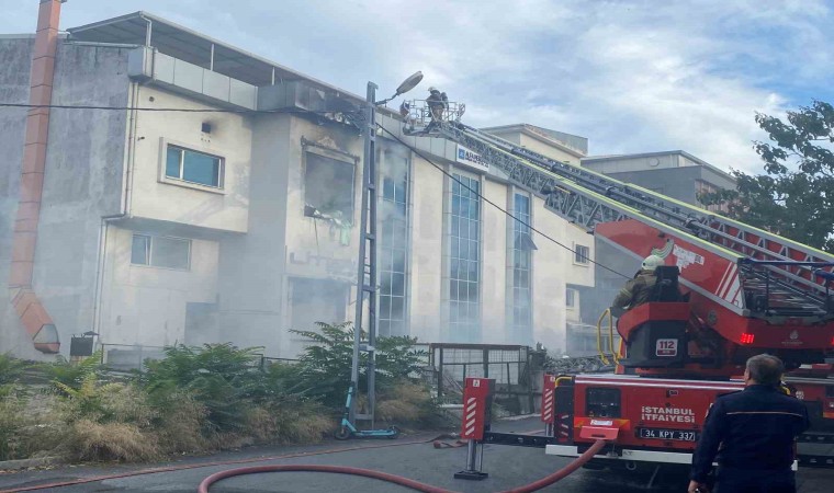 Beylikdüzünde medikal malzeme üretimi yapan atölyede yangın