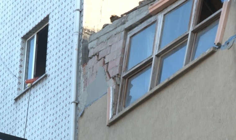 Beyoğlunda 3 katlı binada çökme: 3 araç hasar gördü