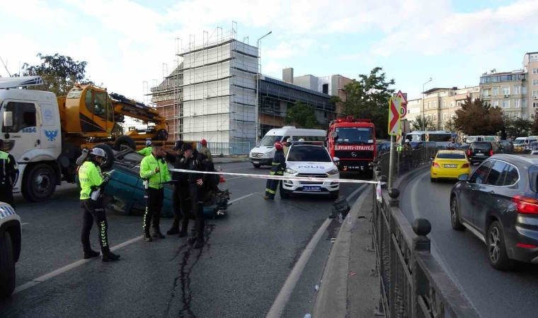 Beyoğlunda virajı alamayan otomobil takla attı: 1 yaralı