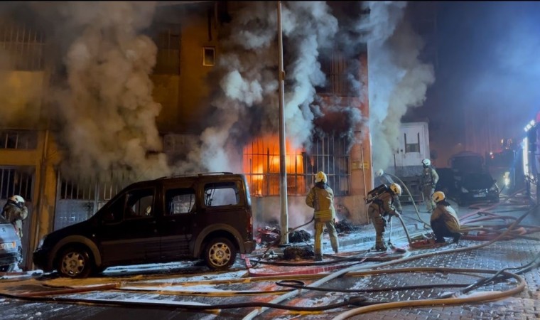 Beyoğlunda yatak imalathanesi alev alev yandı