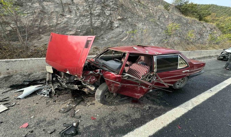 Bilecikte 2 araç kafa kafaya çarpıştı, 2 kişi yaralandı