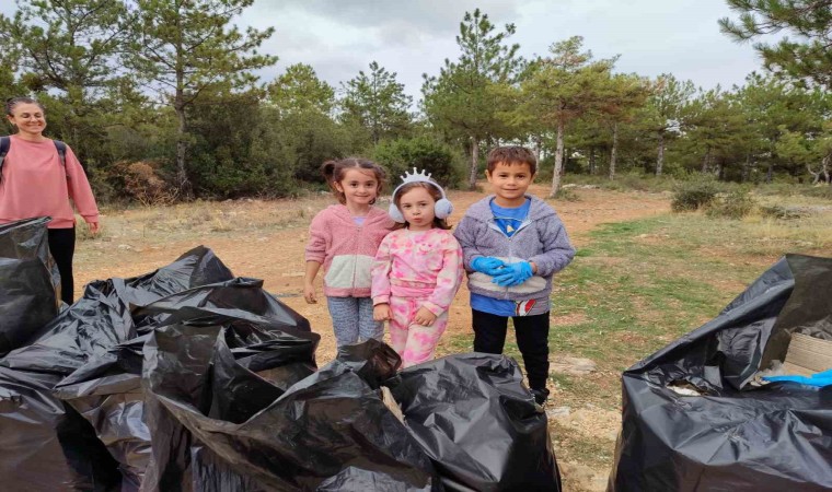 Bilecikte bir site sakinleri çevre temizliğinde 30 poşet çöp topladı