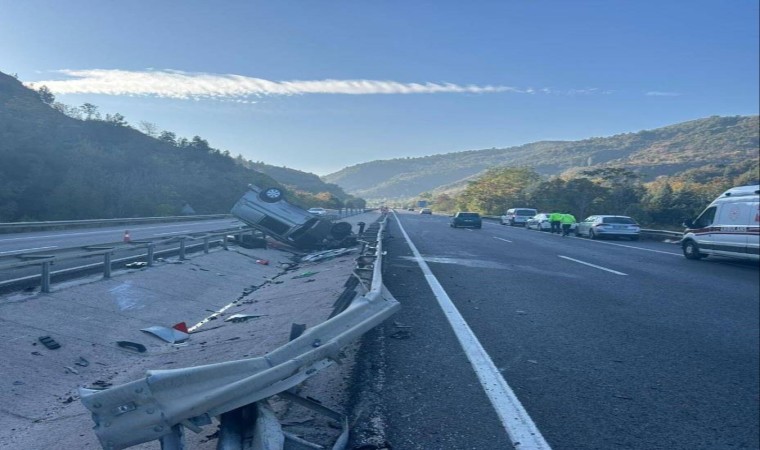 Bilecikte kontrolden çıkan otomobil orta refüje çarparak takla attı