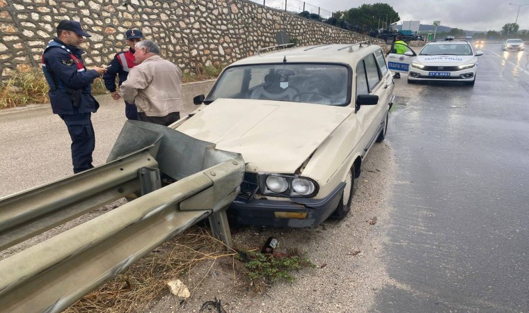 Bilecikte kontrolden çıkarak bariyere çarpması sonucu 1 kişi yaralandı