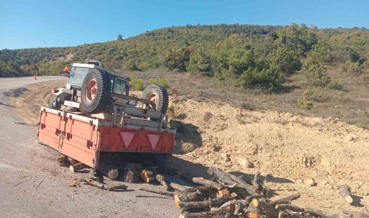 Bilecikte seyir halindeki traktör römorku devrilirken, sürücüsü yaralandı