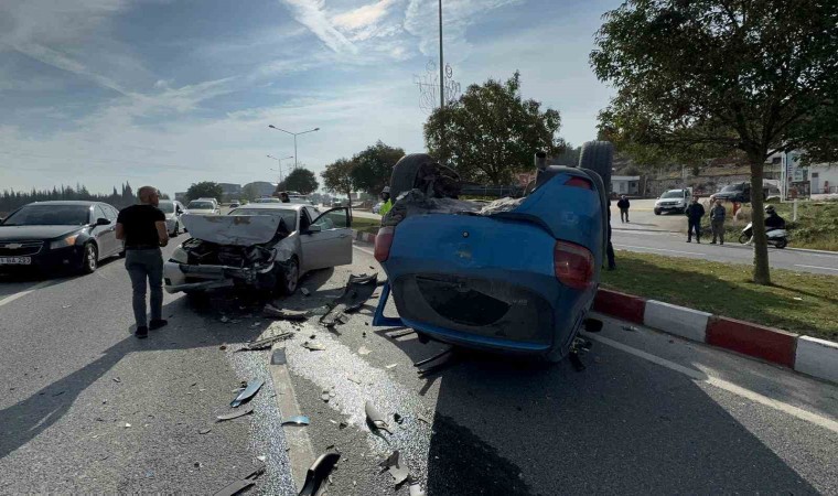 Bilecikte traktörün arka römorkunun çarptığı araç takla atarken, 1 kişi yaralandı