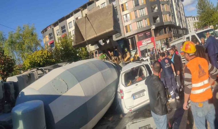 Bingölde beton mikseri aracın üzerine devrildi: 1 yaralı