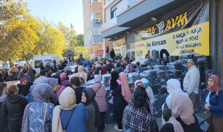 Bir züccaciye mağazasının ne alırsan 100 lira kampanyası uzun kuyruklara neden oldu