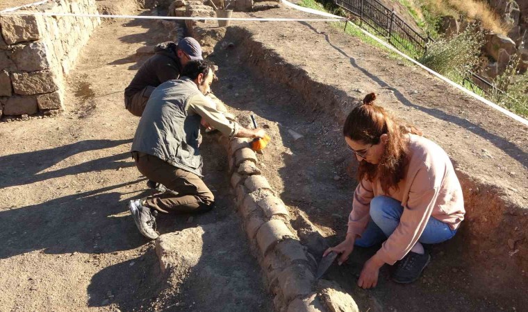 Bitlis Kalesinde yapılan kazılarda 500 yıllık su künkleri bulundu