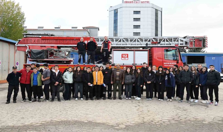 Bozüyük Belediyesi İtfaiyesinden Afetlere Hazırlık Kulübü öğrencilerine yangın eğitimi