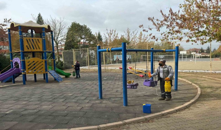 Bozüyükte çocuk parkları dezenfekte ediliyor